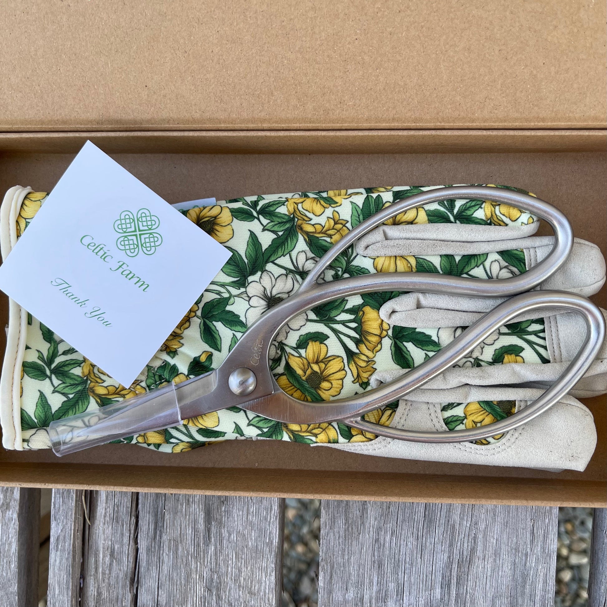 Garden Gift Box - Gloves and Stainless Snips - Backwoods Auctions