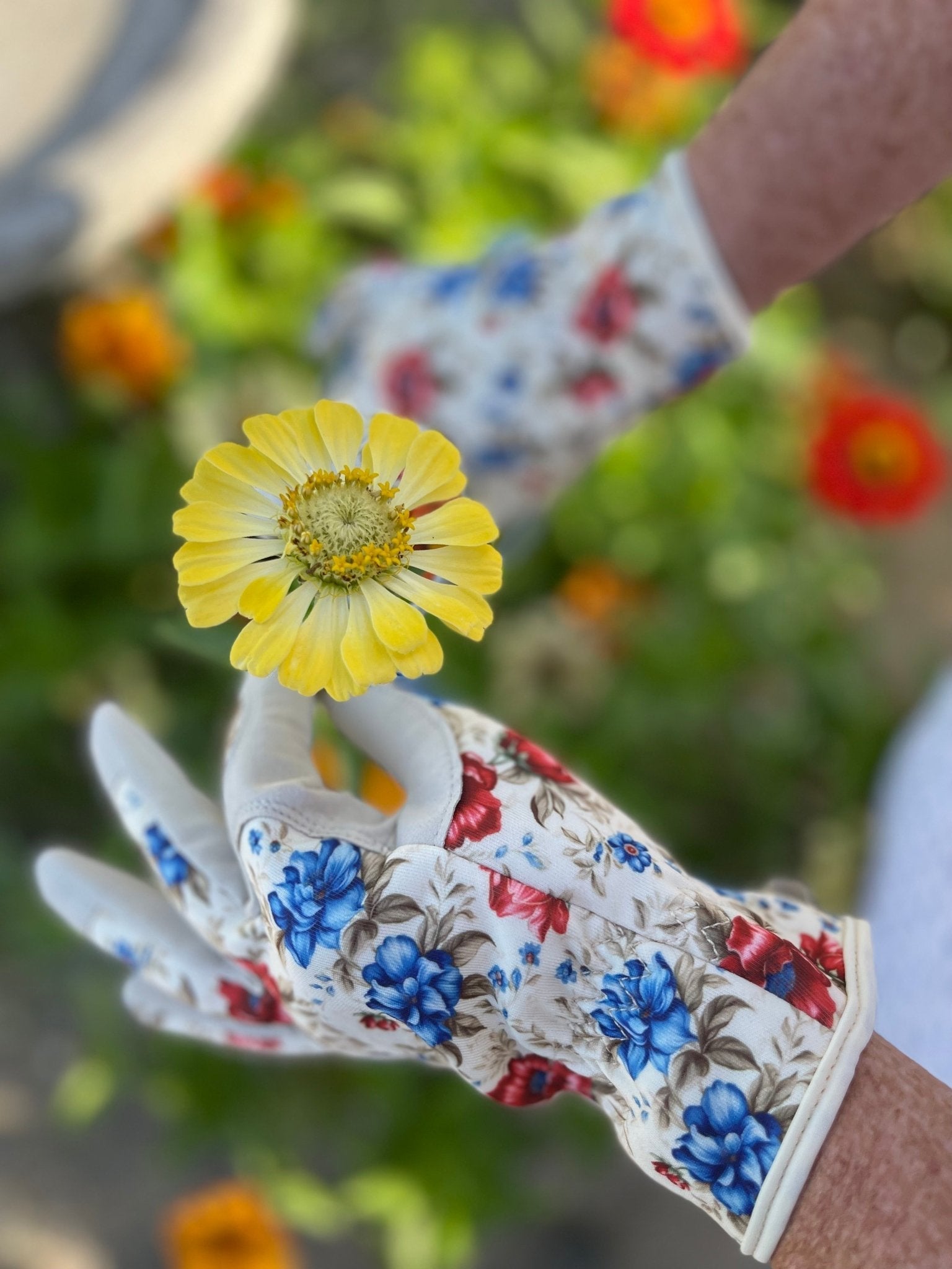 Women's Floral Gardening and Project Gloves "The Caroline" - Backwoods Auctions